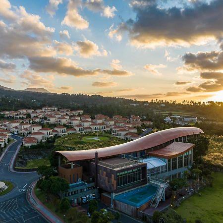 Camphortree Hotel And Resort Jeju Bagian luar foto
