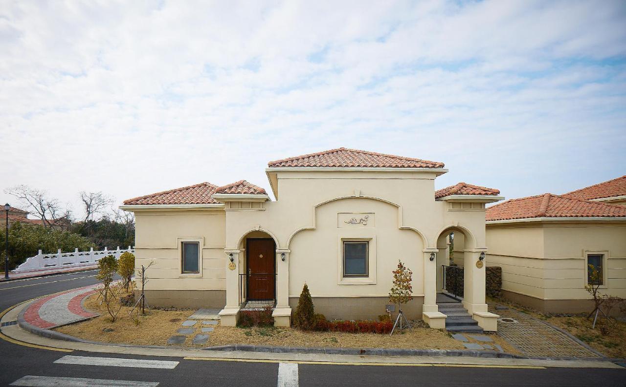 Camphortree Hotel And Resort Jeju Bagian luar foto