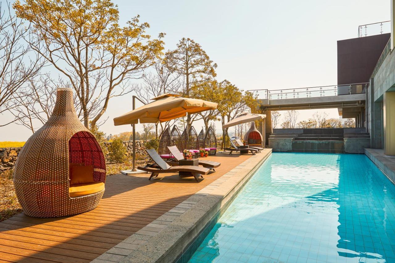 Camphortree Hotel And Resort Jeju Bagian luar foto