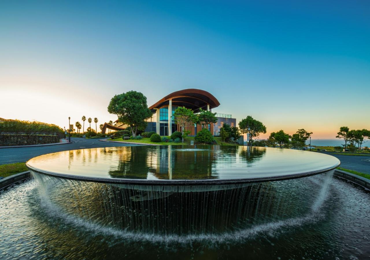 Camphortree Hotel And Resort Jeju Bagian luar foto