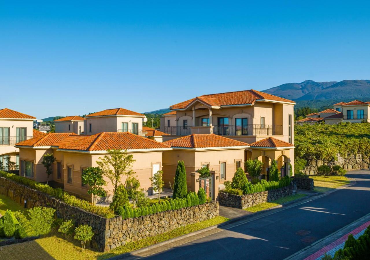 Camphortree Hotel And Resort Jeju Bagian luar foto