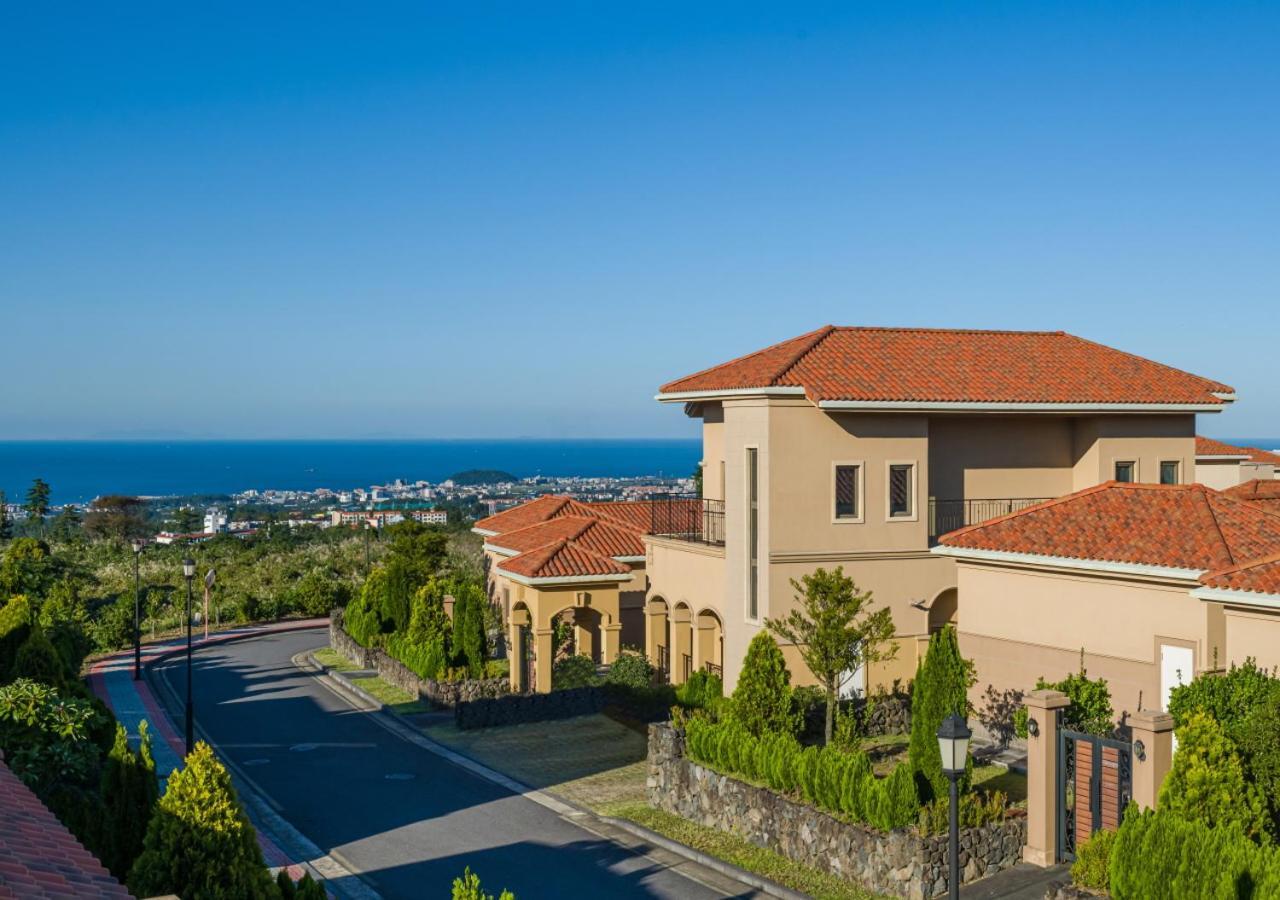 Camphortree Hotel And Resort Jeju Bagian luar foto