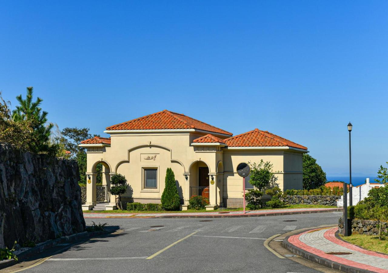 Camphortree Hotel And Resort Jeju Bagian luar foto