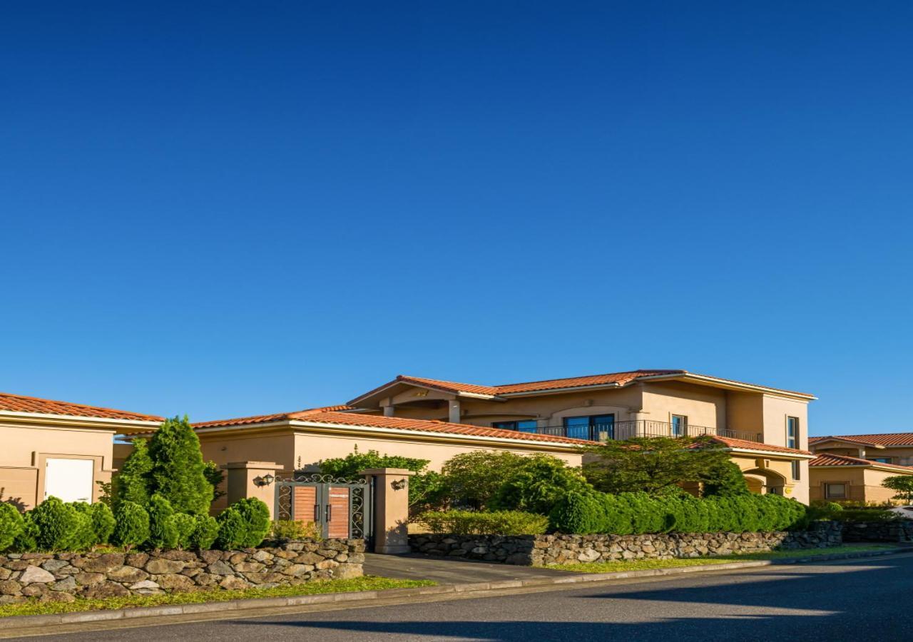 Camphortree Hotel And Resort Jeju Bagian luar foto