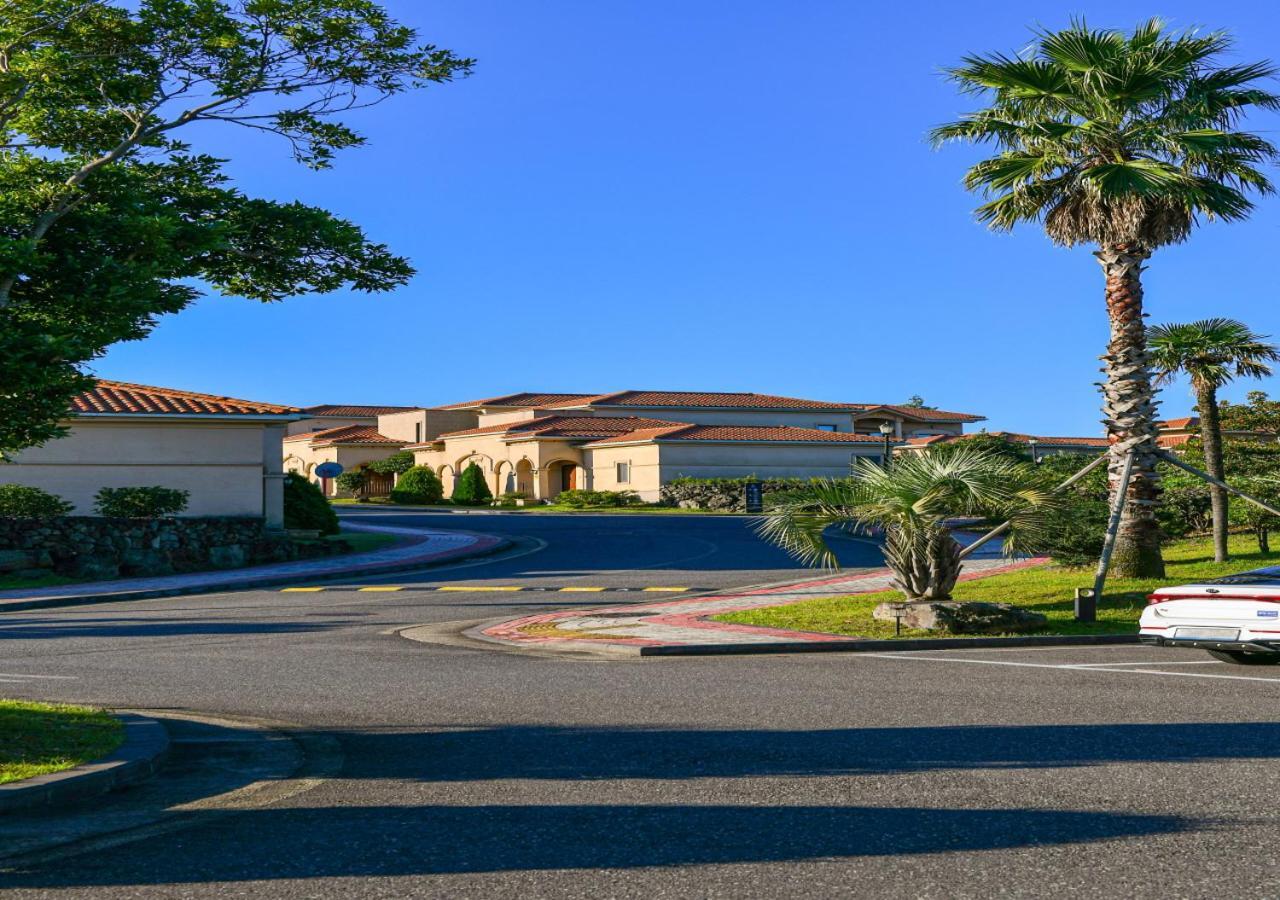Camphortree Hotel And Resort Jeju Bagian luar foto