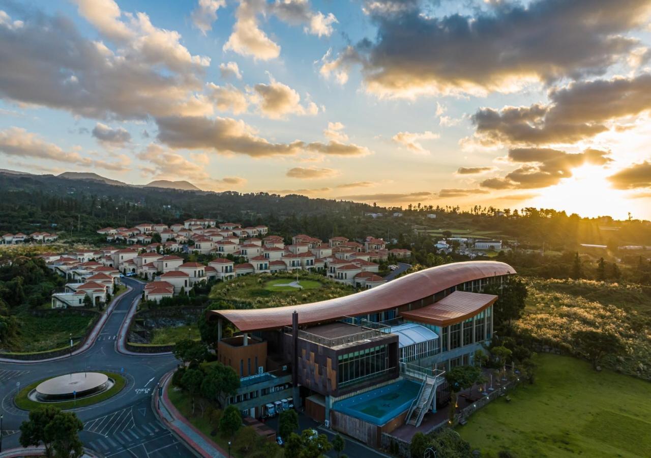 Camphortree Hotel And Resort Jeju Bagian luar foto