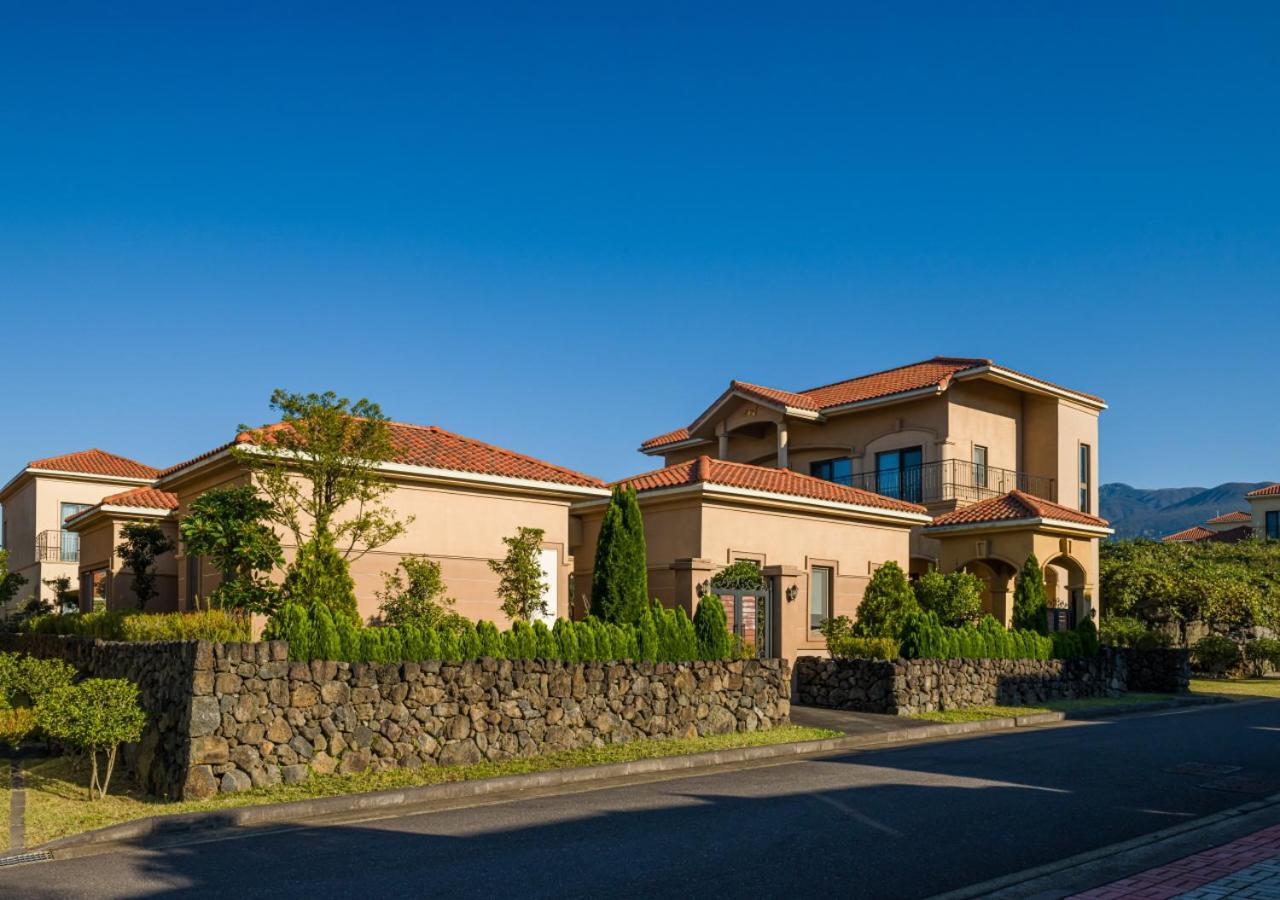 Camphortree Hotel And Resort Jeju Bagian luar foto