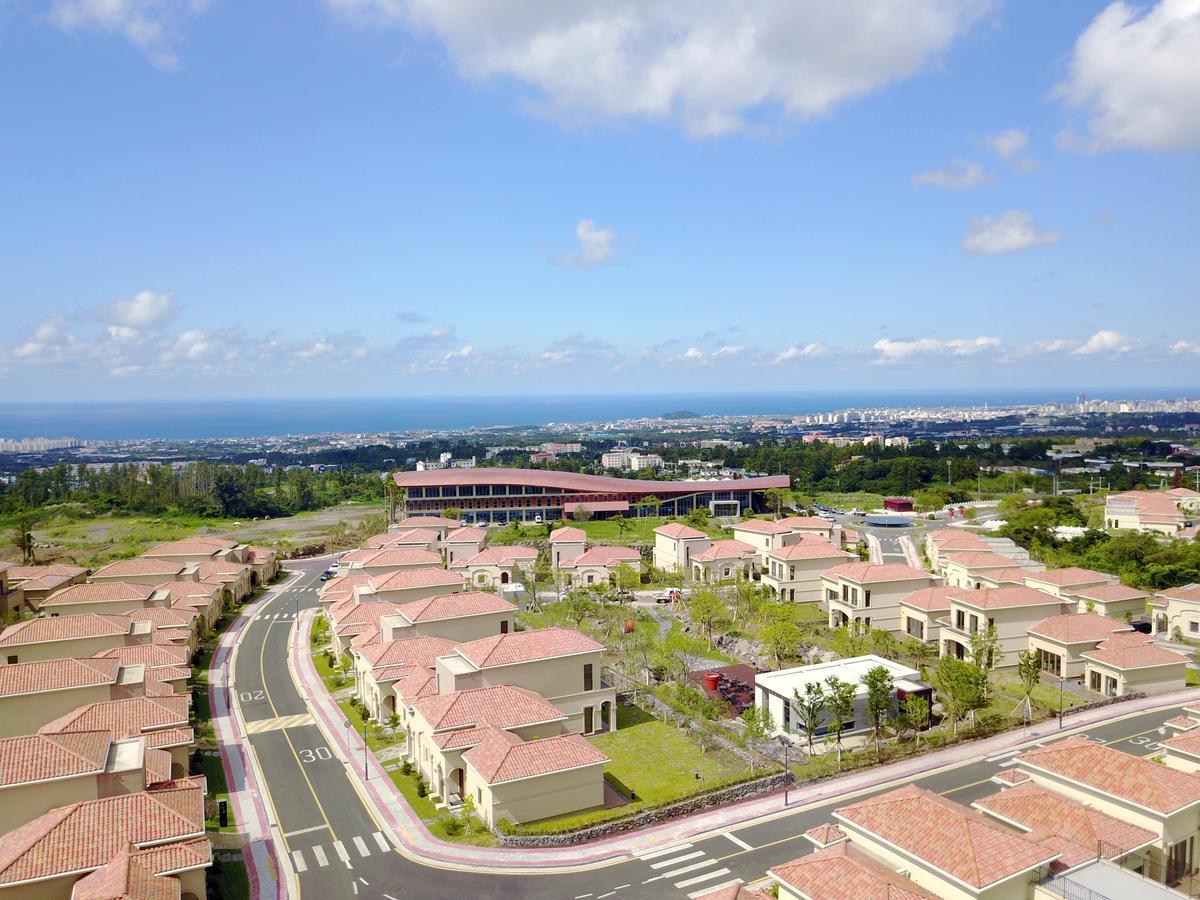 Camphortree Hotel And Resort Jeju Bagian luar foto