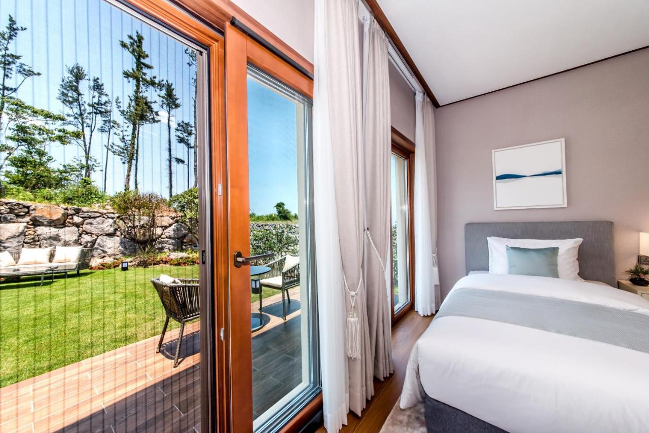 Camphortree Hotel And Resort Jeju Bagian luar foto