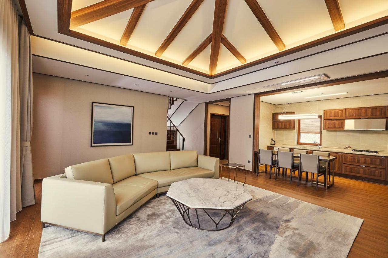 Camphortree Hotel And Resort Jeju Bagian luar foto