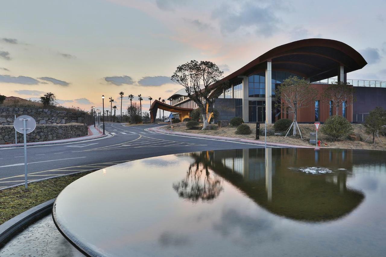 Camphortree Hotel And Resort Jeju Bagian luar foto